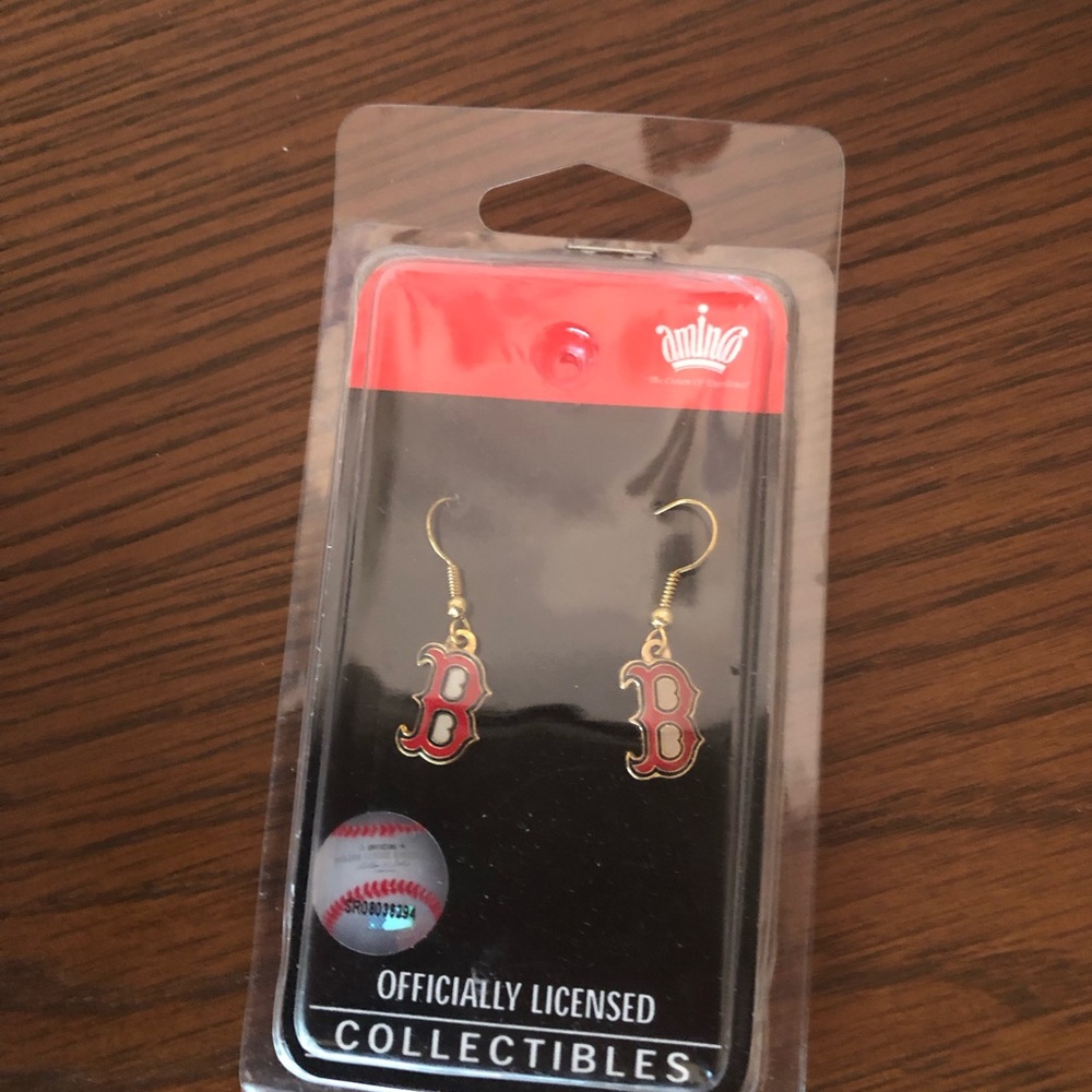 NWT/New In Box Boston Red Sox Women’s Team Logo Dangle Earrings